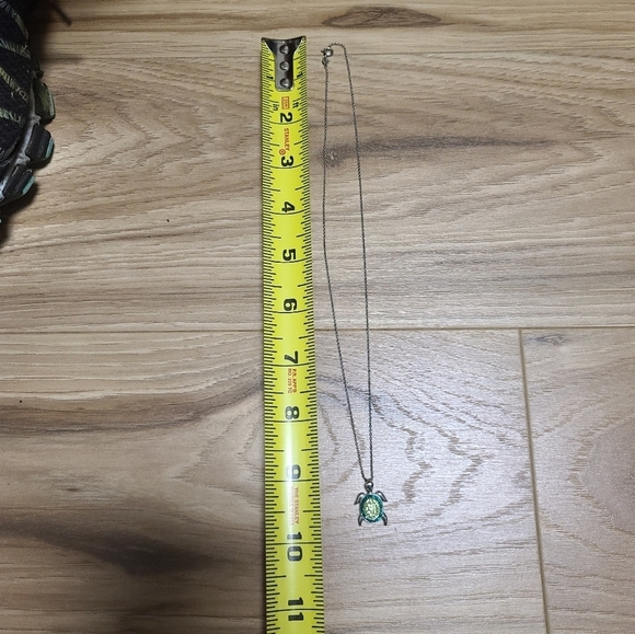 Dainty Green rhinestone turtle necklace - Picture 7 of 10